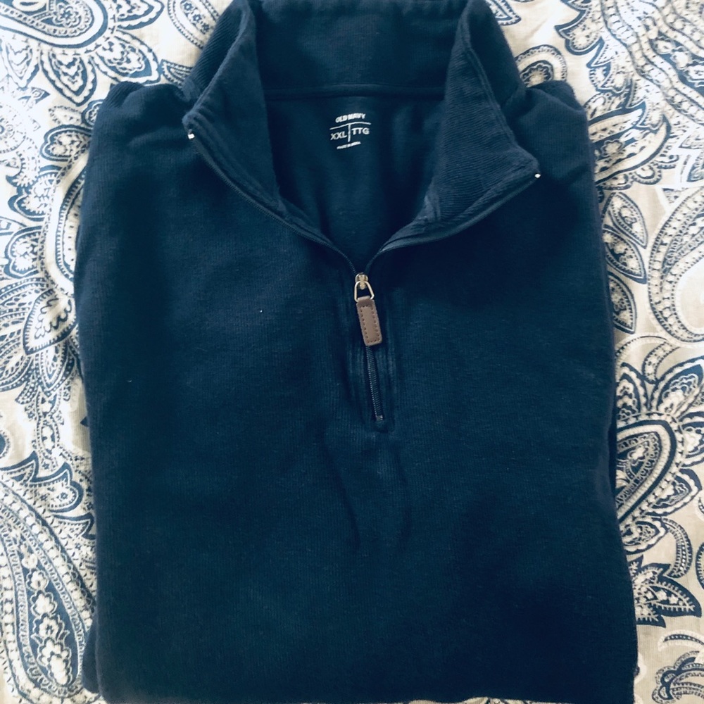 Men’s navy blue sweater